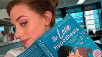 Livro "Hipótese do Amor" vai ganhar filme com atriz de "Riverdale"