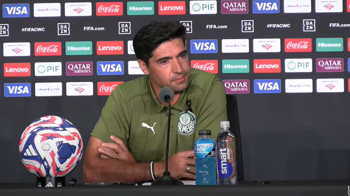 Abel Ferreira durante entrevista coletiva antes da partida contra o Chelsea