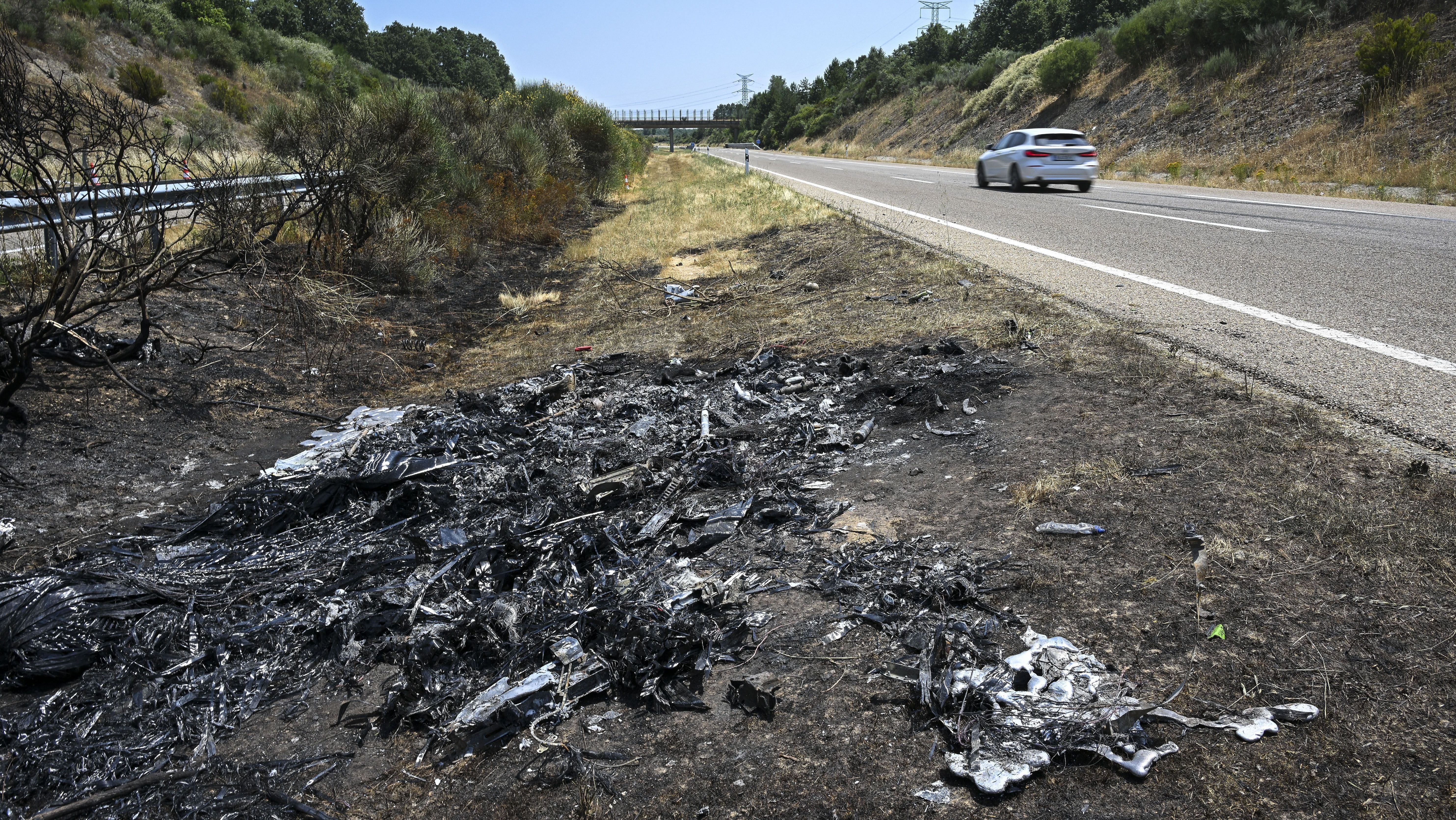 Imagens do local do acidente que matou Diogo Jota, jogador do Liverpool de 28 anos, e o irmão dele, André Silva, jogador do Penafiel de 25 anos, na região de Zamora, na Espanha