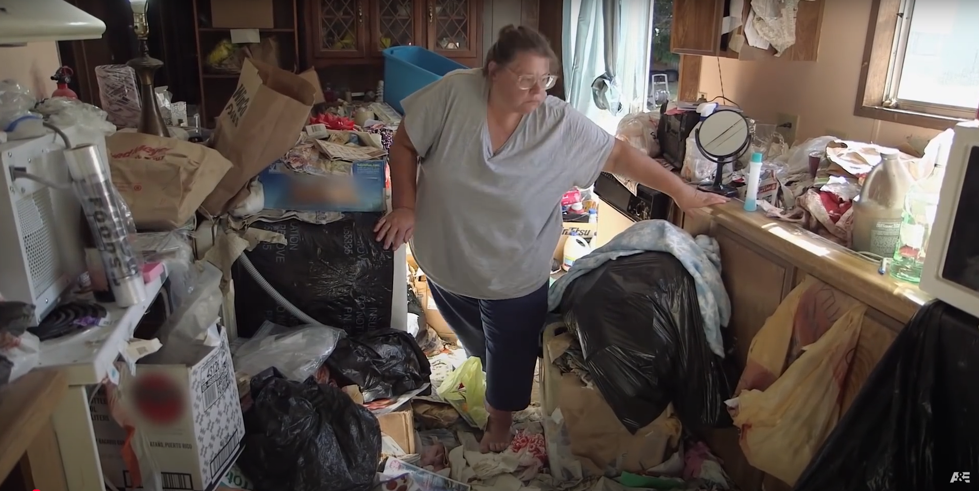 Judy convivia com mais de duas toneladas de lixo e ratos em sua casa