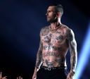 Adam Levine, vocalista do Maroon 5, explica por que parou de fazer novas tatuagens