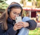 Uso do celular antes dos 13 pode prejudicar saúde mental, diz novo estudo