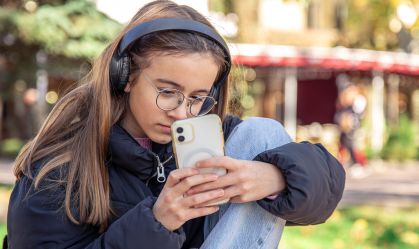 Veto a celulares em escolas da Holanda melhorou foco dos alunos, diz estudo