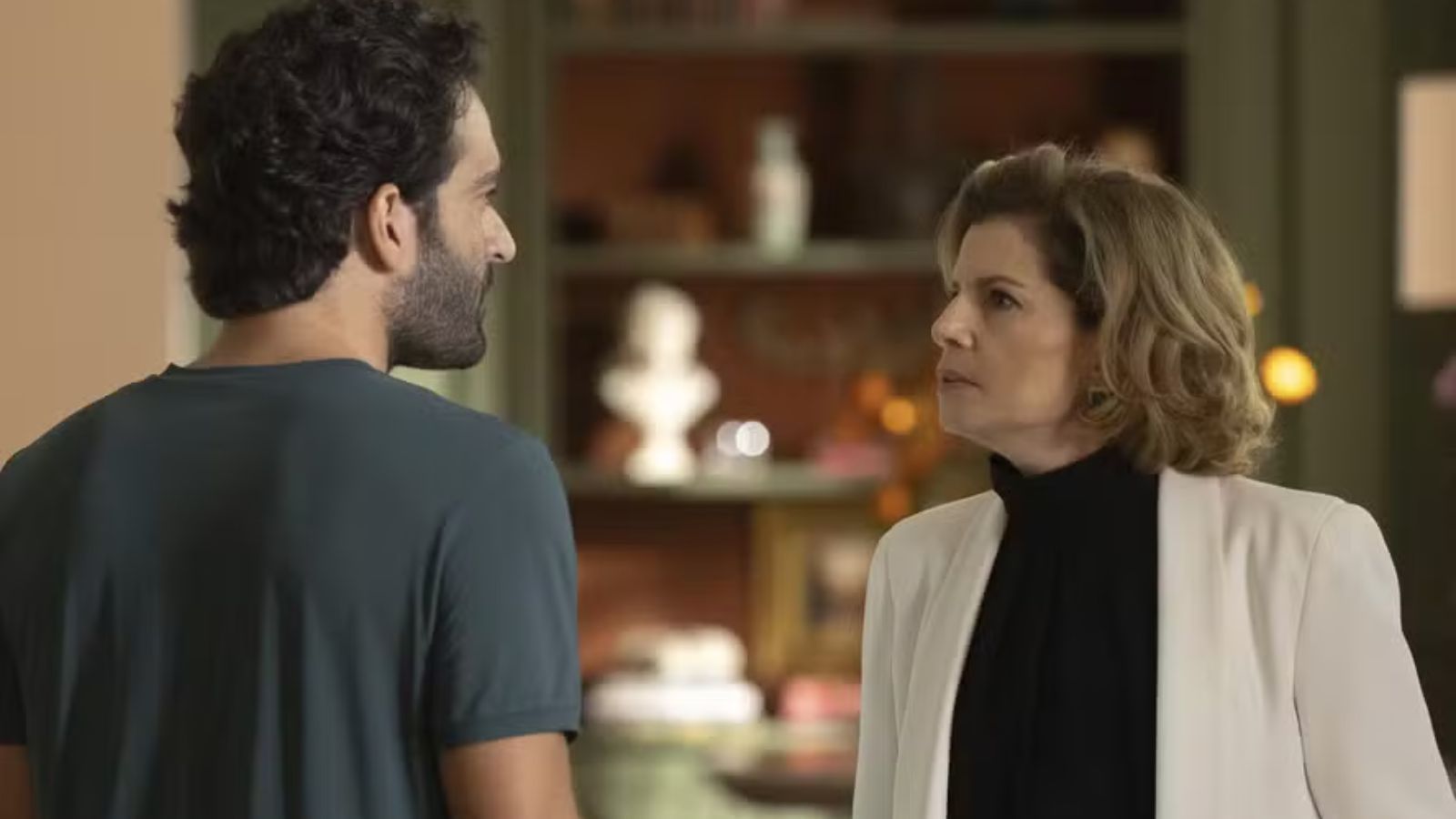 Afonso Roitman (Humberto Carrão) e Odete Roitman (Debora Bloch) em "Vale Tudo" • Reprodução/Globoplay