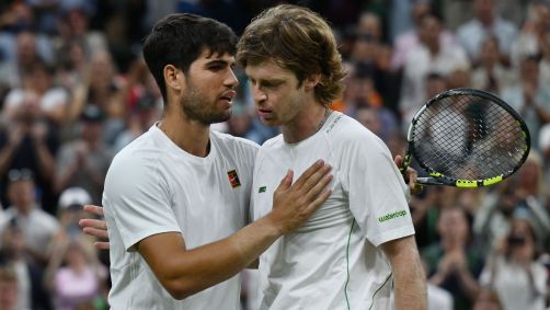 Alcaraz cumprimenta Rublev após sua vitória em Wimbledon