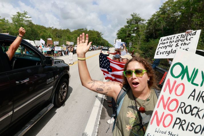 Defensores ambientais e manifestantes no Aeroporto de Treinamento e Transição Dade-Collier • Mike Stocker/South Florida Sun-Sentinel/AP via CNN Newsource