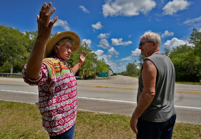 Betty Osceola, da tribo Miccosukee, e Brad Keehn, de Ochopee, discutem o potencial impacto no ecossistema local como resultado do desenvolvimento da "Alcatraz do Jacaré" • Ricardo Rolon/USA Today Network/Imagn Images via CNN Newsource