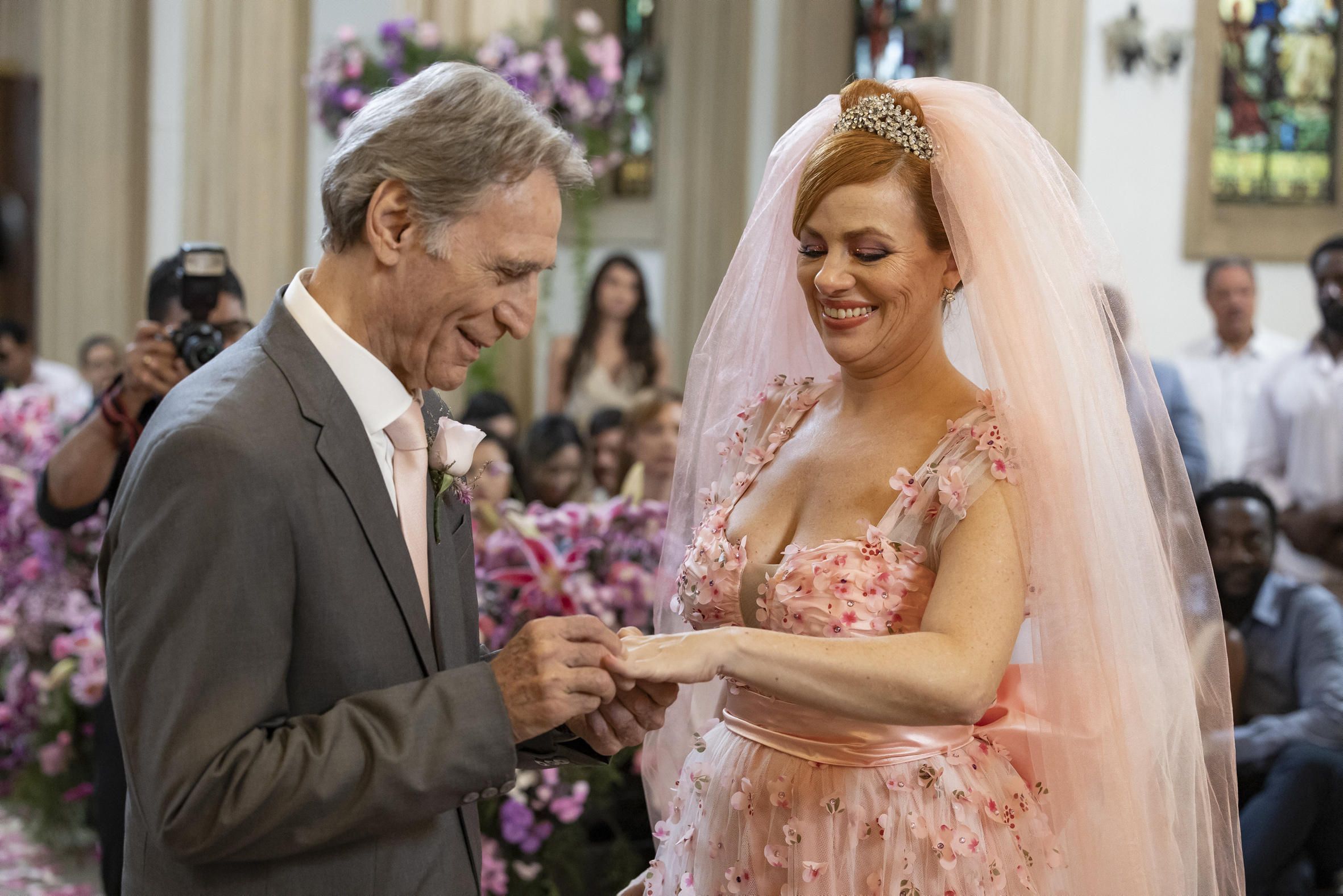 Aldeíde (Karine Teles) e Laudelino (Herson Capri) se casam
