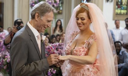 Aldeíde (Karine Teles) e Laudelino (Herson Capri) se casam