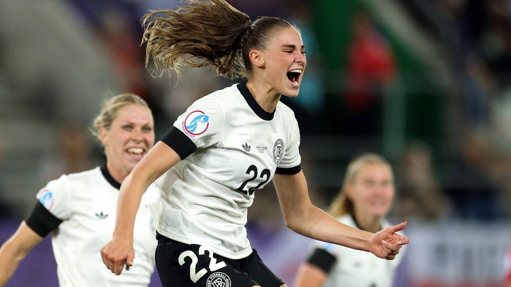 Jule Brand comemorando um dos gols da Alemanha pela Eurocopa Feminina