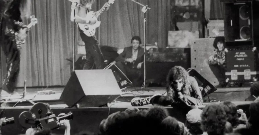 Alice Cooper durante seu primeiro show no Brasil, em meados de 1974 • Reprodução