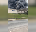 Vídeo: incêndio de grandes proporções atinge cinco galpões em Barueri