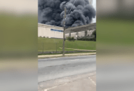 Vídeo: incêndio de grandes proporções atinge cinco galpões em Barueri