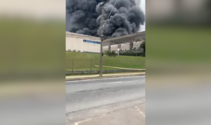 Vídeo: incêndio de grandes proporções atinge cinco galpões em Barueri