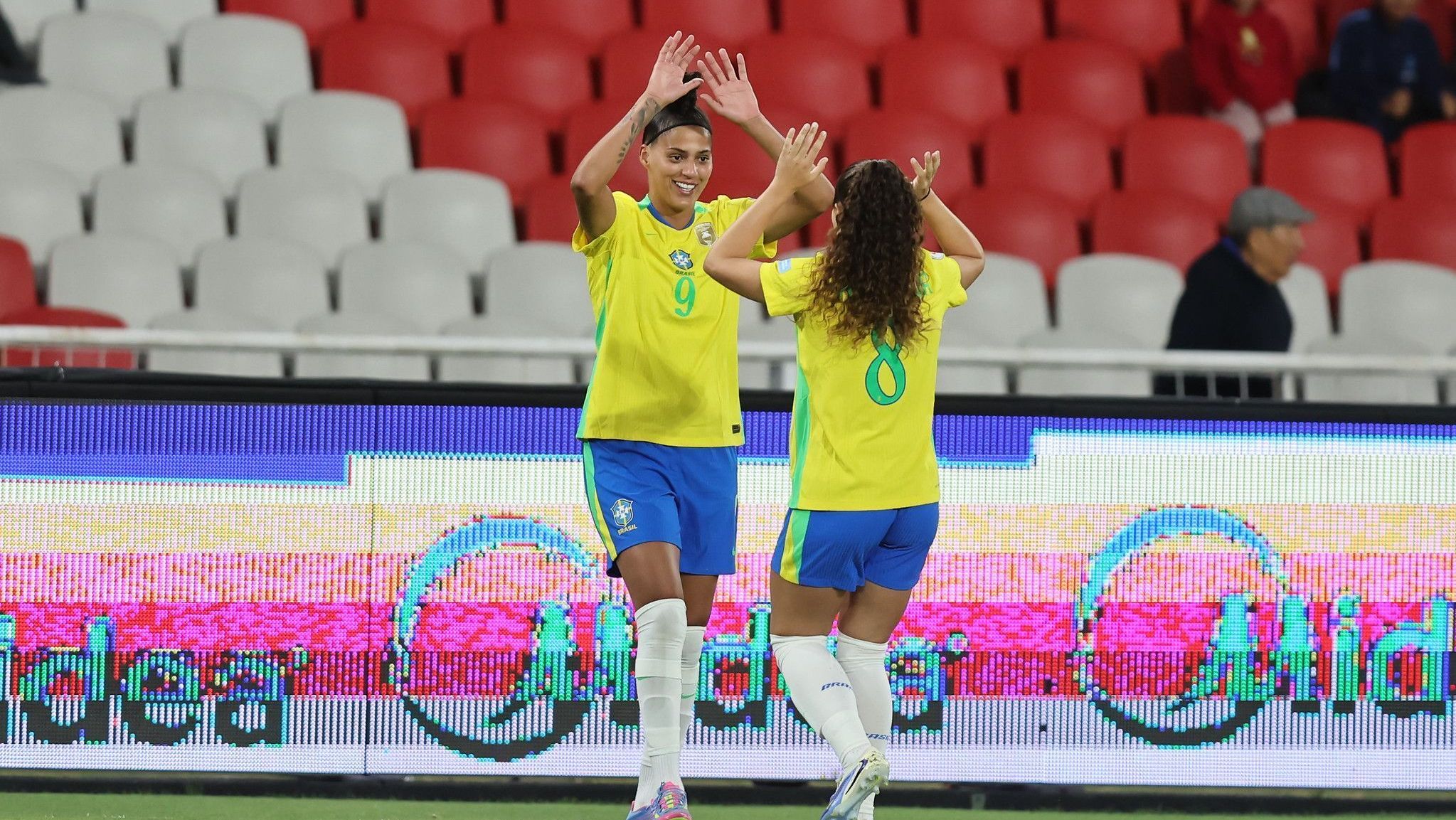 Amanda Gutierres e Angelina comemorando um dos gols do Brasil