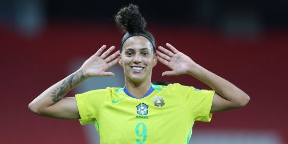 Amanda Gutierres comemorando um dos seus gols na Copa América Feminina