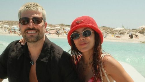Anitta mostrou fotos de sua viagem para Ibiza com amigos e o novo namorado