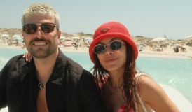 Anitta abre álbum de fotos de viagem para Ibiza com namorado e amigos; veja