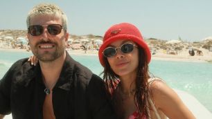 Anitta abre álbum de fotos de viagem para Ibiza com namorado e amigos; veja
