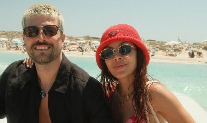 Anitta abre álbum de fotos de viagem para Ibiza com namorado e amigos; veja