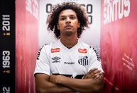 Arão explica por que escolheu o Santos e responde se está apto a jogar