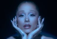 Ariana Grande lança coleção de produtos de beleza brilhantes; veja