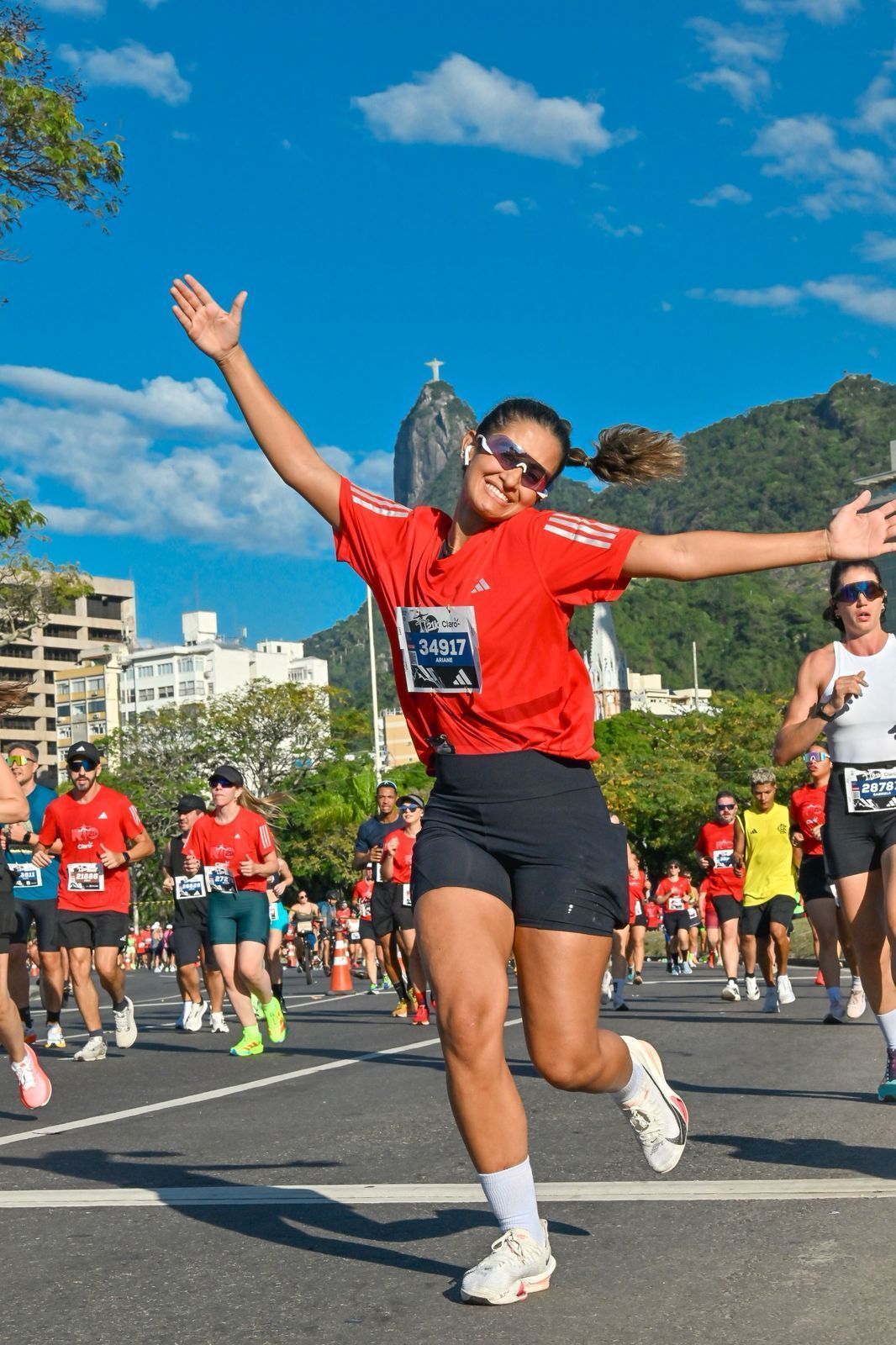 Ariane Guisso, de 26 anos, quase ficou paralítica após um acidente de moto, mas superou as limitações com ajuda da corrida • Ariane Guisso/Arquivo Pessoal