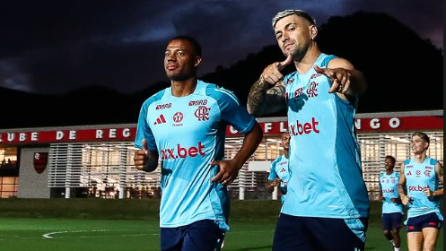 Arrascaeta demonstra apoio a De La Cruz após mensagem de médico do Flamengo