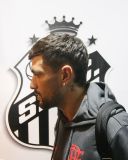 Arrascaeta chega à Vila Belmiro para Santos x Flamengo