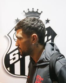 Arrascaeta chega à Vila Belmiro para Santos x Flamengo