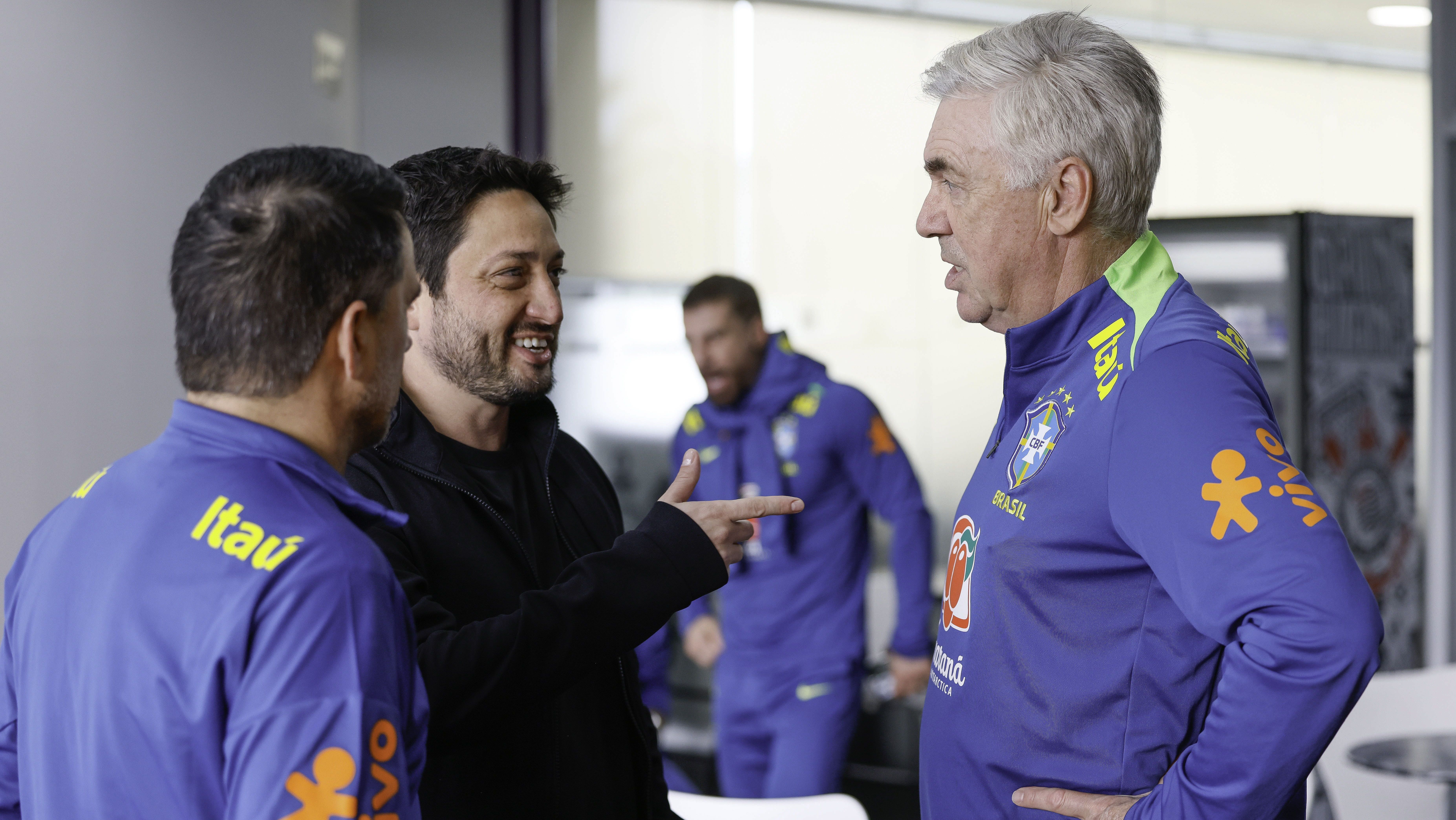 Arthur Elias visitou a Seleção Masculina e conheceu Carlo Ancelotti