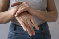 Estudo global vê aumento alarmante de artrose em mulheres na pós-menopausa