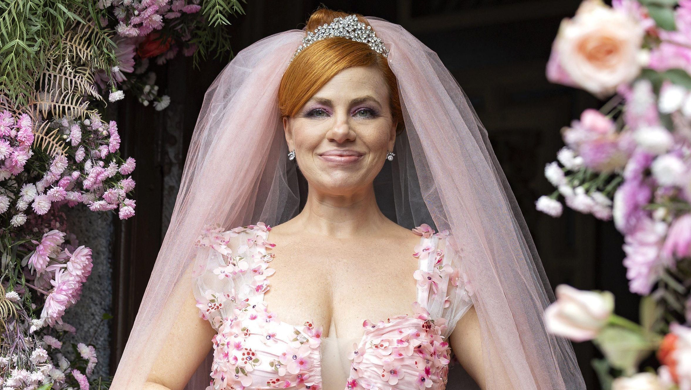 Aldeíde (Karine Teles) se casa em "Vale Tudo"