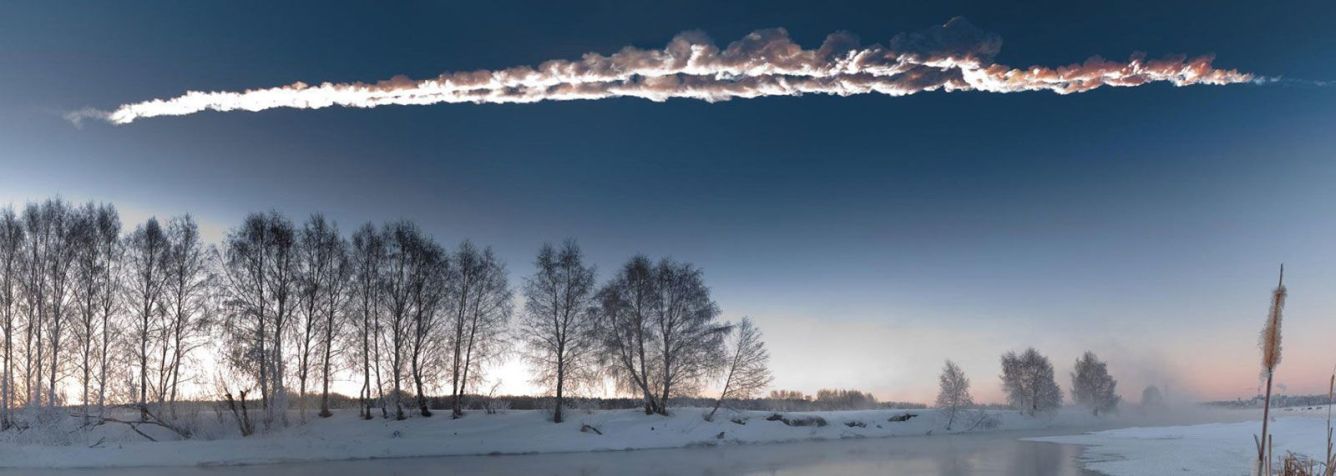 Um rastro de nuvem de vapor deixado pelo asteroide Chelyabinsk • M. Ahmetvaleev/ESA via CNN Newsource