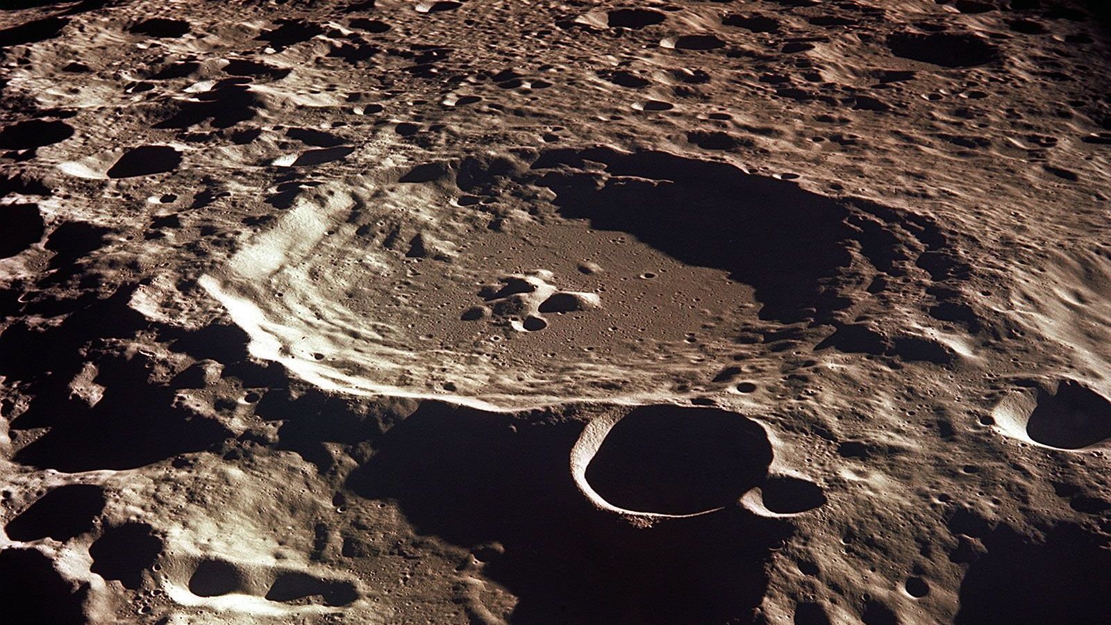 A Lua é coberta de crateras como a de Dédalo, como visto pela tripulação da Apollo 11 no lado oculto do satélite