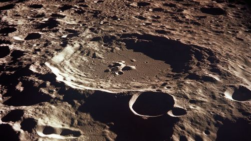 A Lua é coberta de crateras como a de Dédalo, como visto pela tripulação da Apollo 11 no lado oculto do satélite