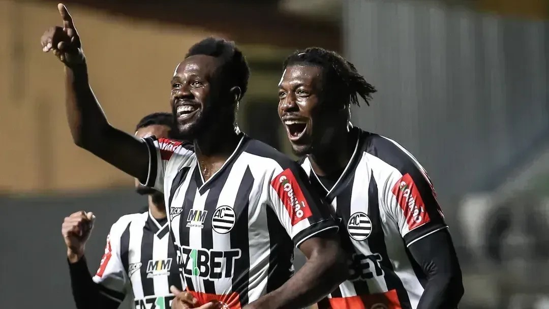 Jogadores do Athletic comemorando gol na Série B
