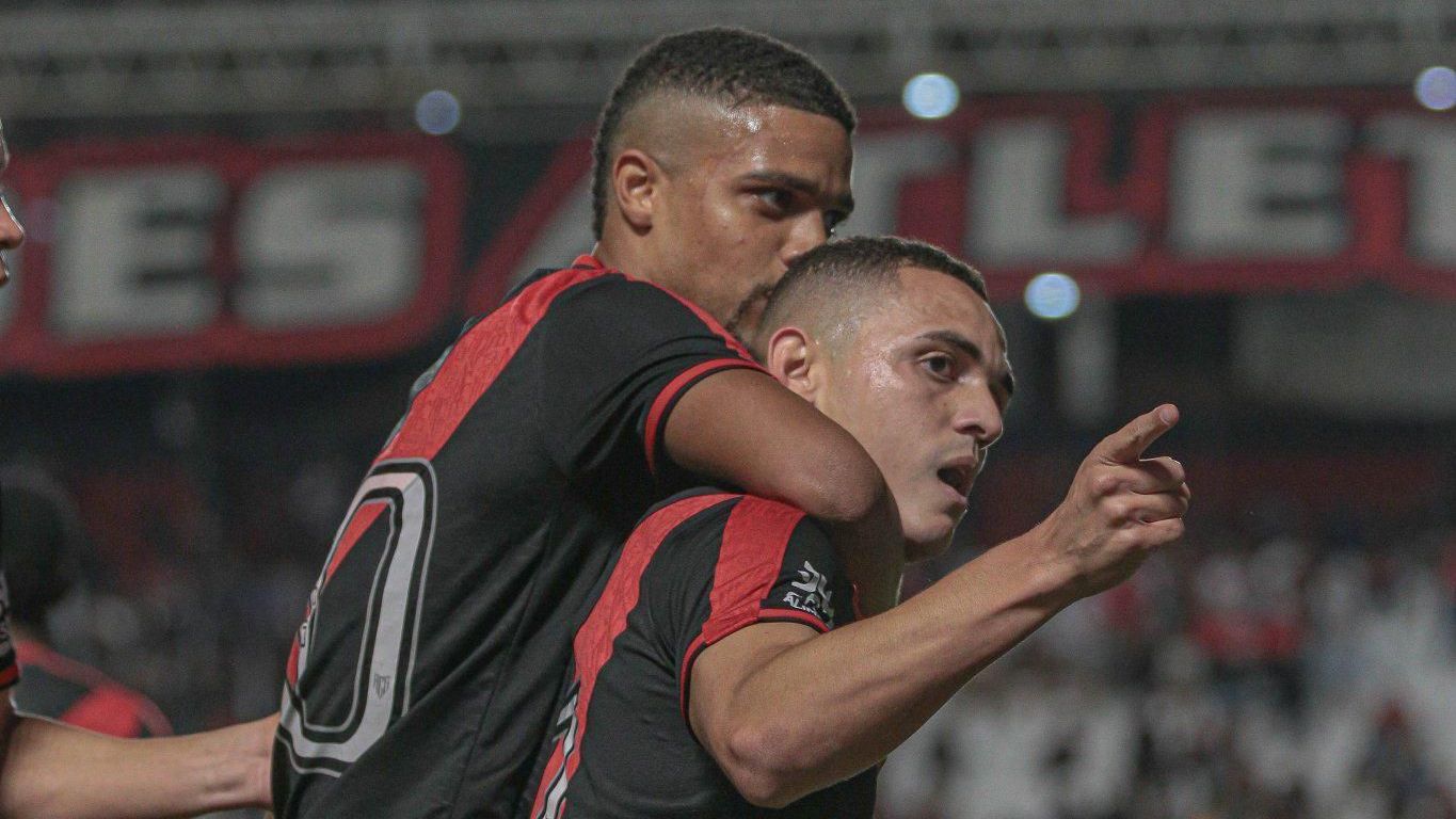 Marcelinho comemorando gol pelo Atlético-GO na Série B