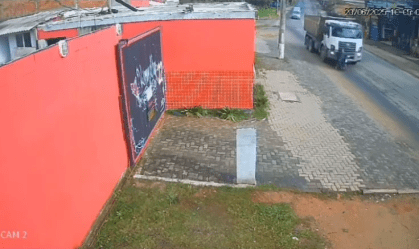 Vídeo: cadeirante é arrastado por caminhão no RS e polícia investiga