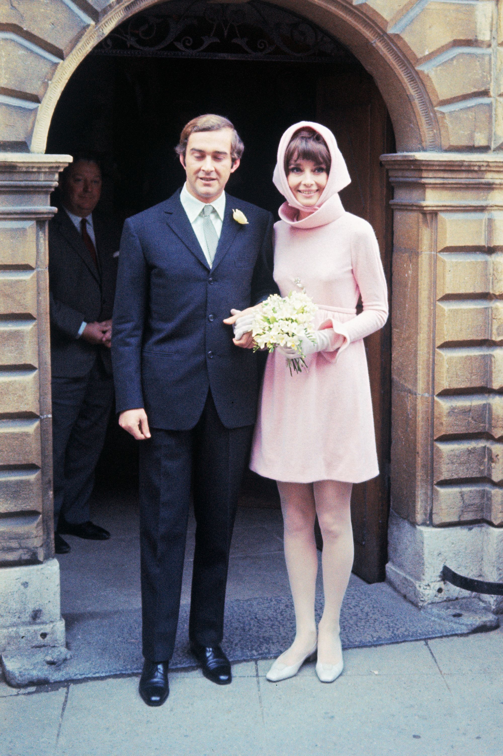 Audrey Hepburn usou um lenço rosa na cabeça, combinando com seu minivestido rosa bebê Givenchy, para se casar com seu segundo marido, o psiquiatra italiano Dr. Andrea Dotti, em janeiro de 1969 • Arquivo Bettmann/Getty Images via CNN Newsource
