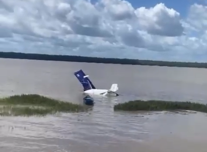 Aeronave submersa em rio após queda em Belém