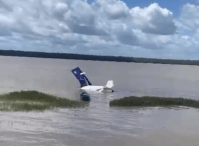 Vídeo mostra aeronave submersa em rio após queda em Belém