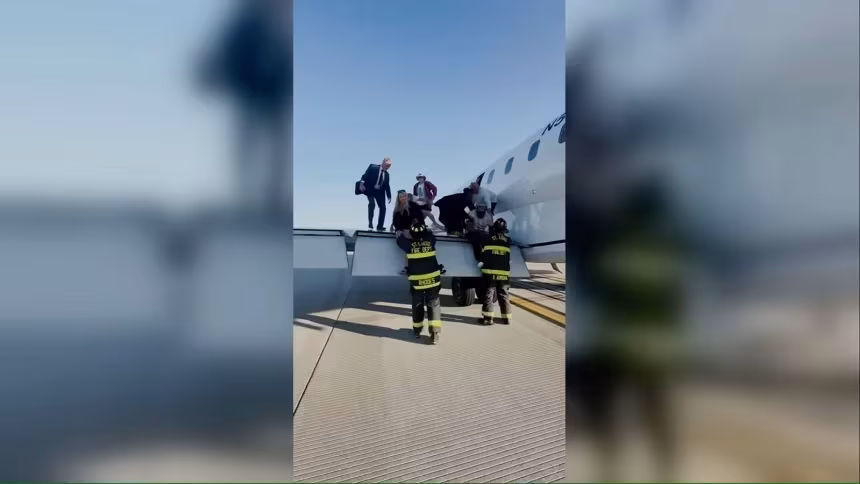 Passageiros descem da asa do voo 4423 da United Express após pouso de emergência em St. Louis