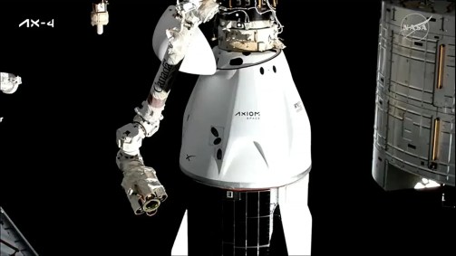 Nave espacial SpaceX Dragon com a tripulação da Missão Axiom 4 desacoplando da Estação Espacial Internacional no módulo Harmony