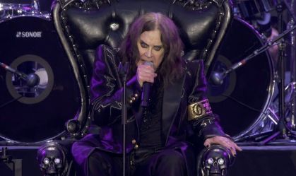 Ozzy Osbourne posa com astros do heavy metal às vésperas de aposentadoria