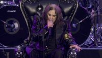 Ozzy Osbourne posa com astros do heavy metal às vésperas de aposentadoria