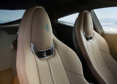 Bancos com assinatura Ferrari