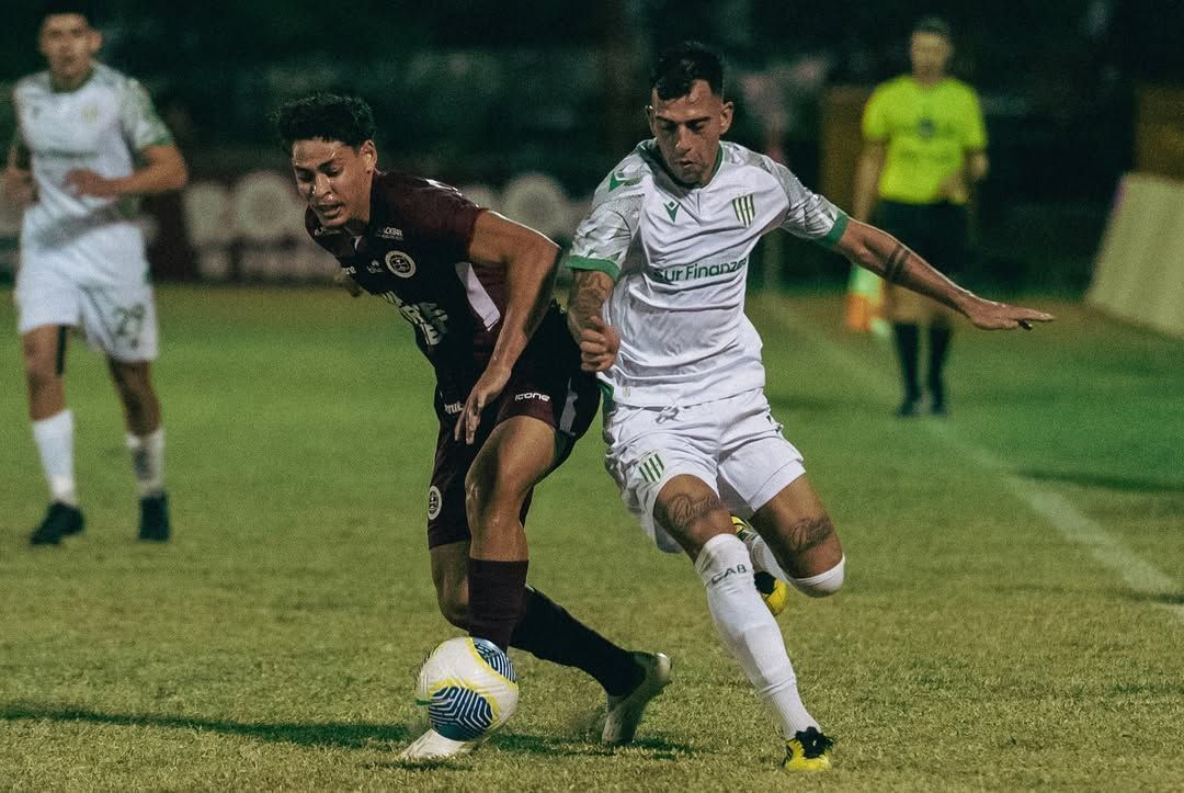 Banfield e Desportiva Ferroviária na partida de estreia da Vitória Cup