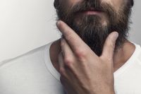 Barbas podem ter mais bactérias que privadas? Especialista responde