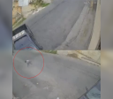Vídeo: criança pula de caminhonete desgovernada e sai andando após batida